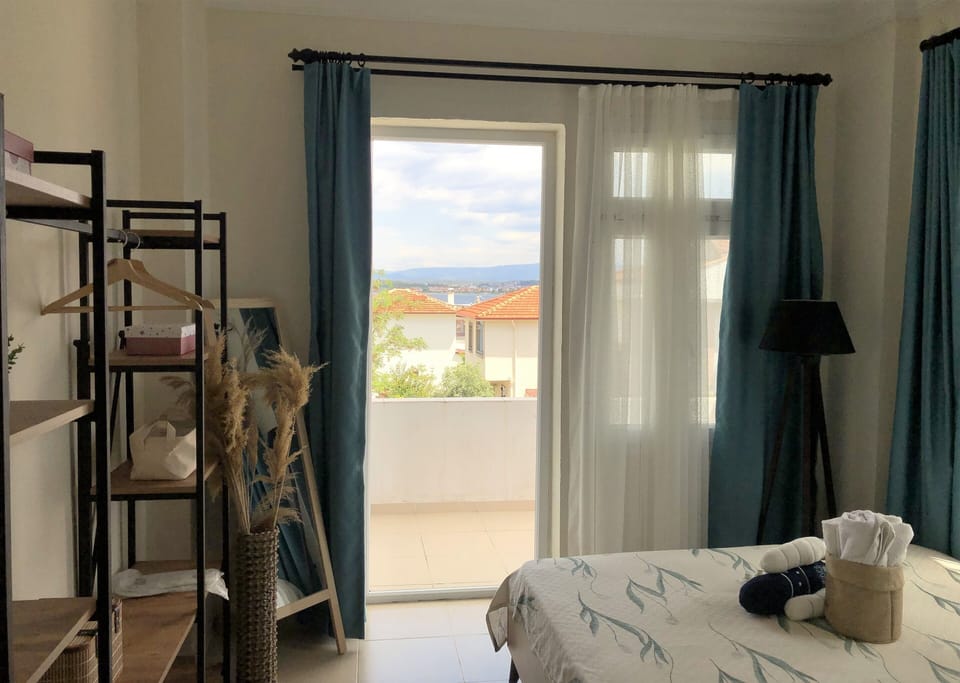 Double Room, Partial Sea View | Desk, free cribs/infant beds, free WiFi
