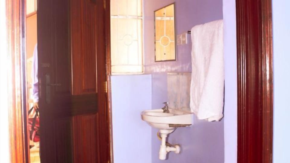 Shower, free toiletries, towels