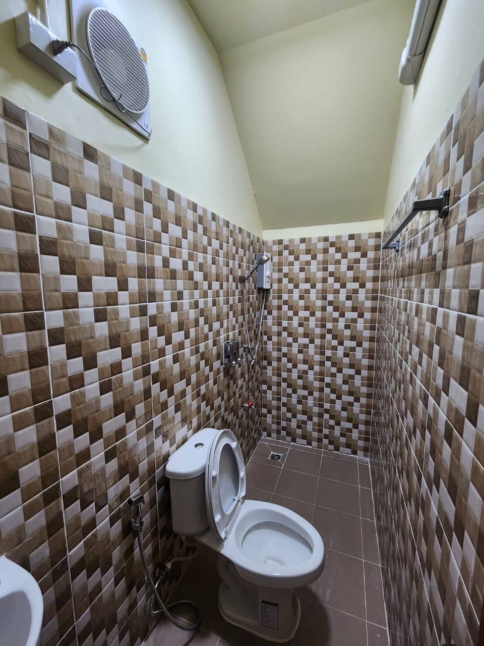 Standard Studio Suite | Bathroom | Shower, free toiletries, slippers, towels