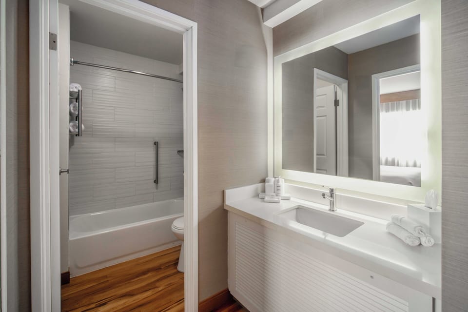 Combined shower/tub, free toiletries, towels