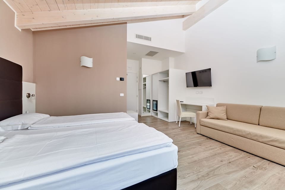 Superior Room, Lake View | Mini-refrigerator