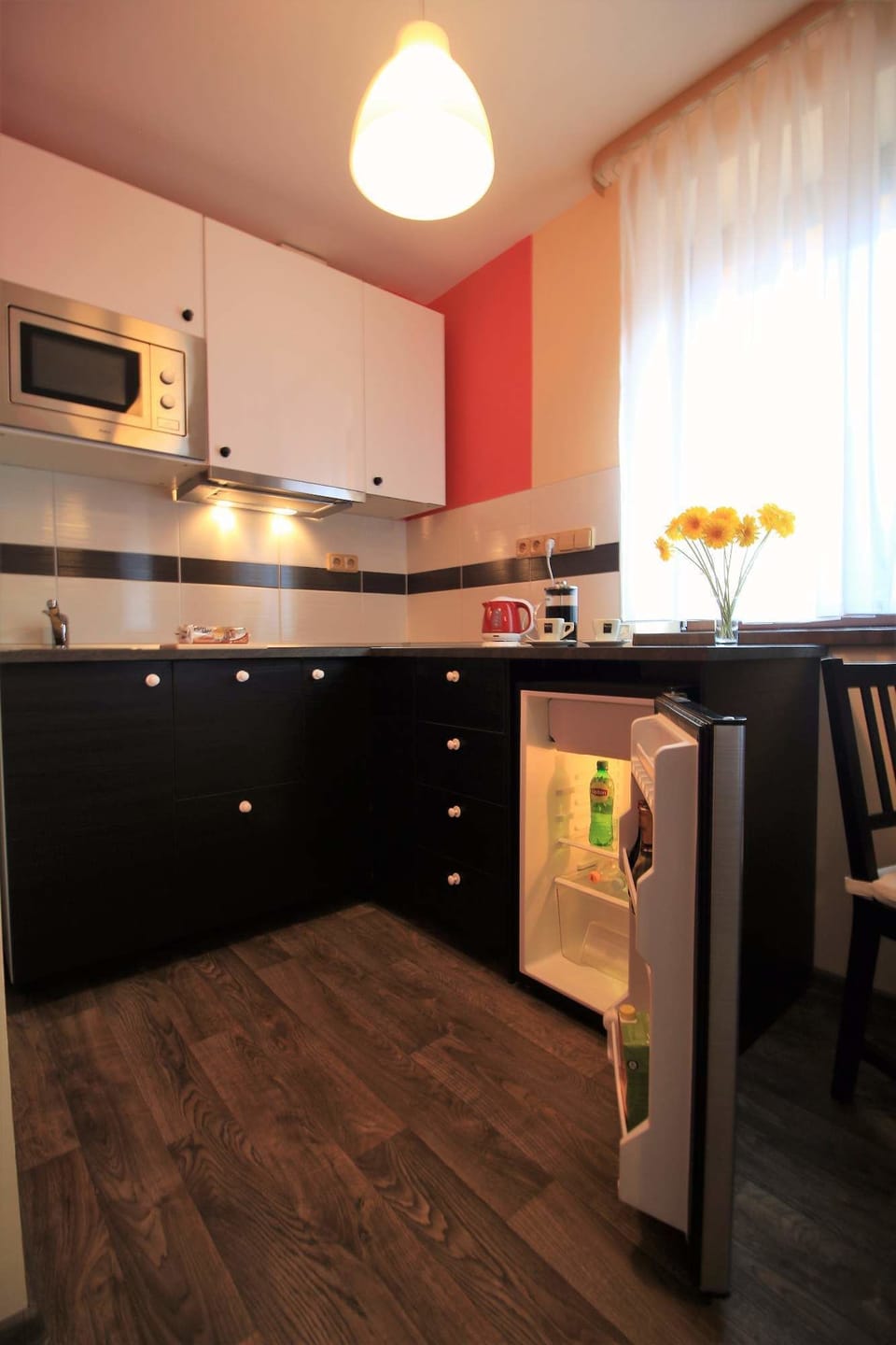 Comfort Studio Suite, Kitchenette | Private kitchen | Coffee/tea maker, electric kettle