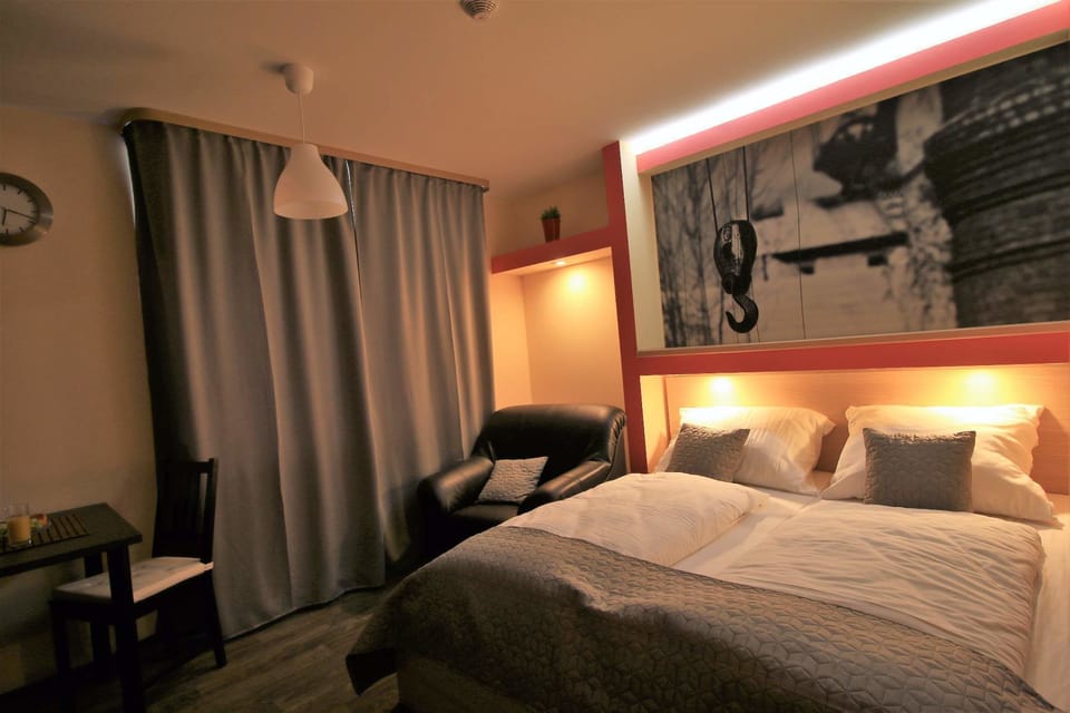 Comfort Studio Suite, Kitchenette | In-room safe, blackout drapes, soundproofing, WiFi (free)