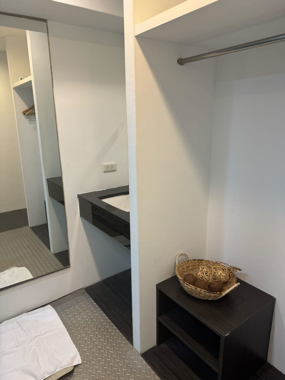 Deluxe Double Room | Bathroom | Shower, free toiletries, hair dryer, slippers