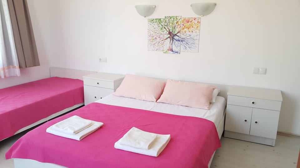 Triple Room | Free WiFi, bed sheets