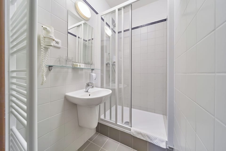 Two-Bedroom Apartment with Spa Package | Bathroom | Shower, free toiletries, hair dryer, towels