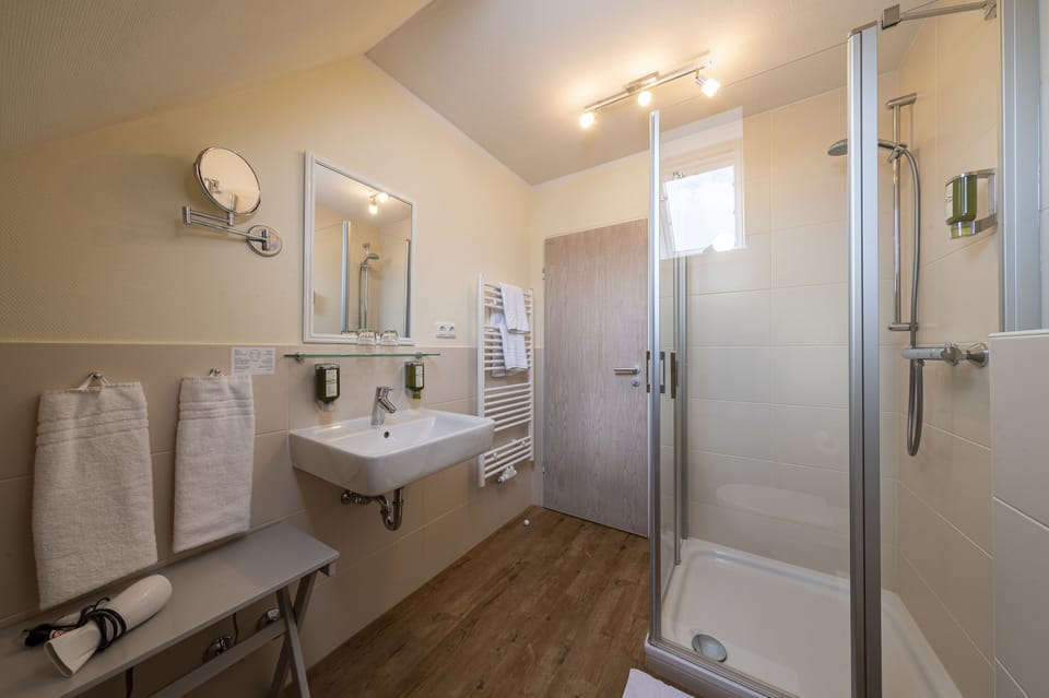Deluxe Junior Suite, 1 Bedroom, Balcony | Bathroom | Shower, free toiletries, hair dryer, towels