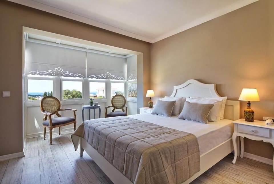 Deluxe Room, 1 Queen Bed | Premium bedding, minibar, in-room safe, desk