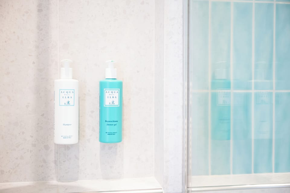 Superior Double Room | Bathroom | Free toiletries, hair dryer, bidet, towels