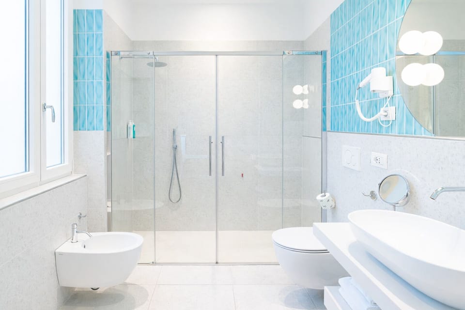 Superior Double Room | Bathroom | Free toiletries, hair dryer, bidet, towels