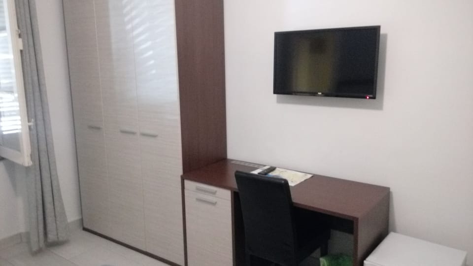 Minibar, in-room safe, desk, iron/ironing board