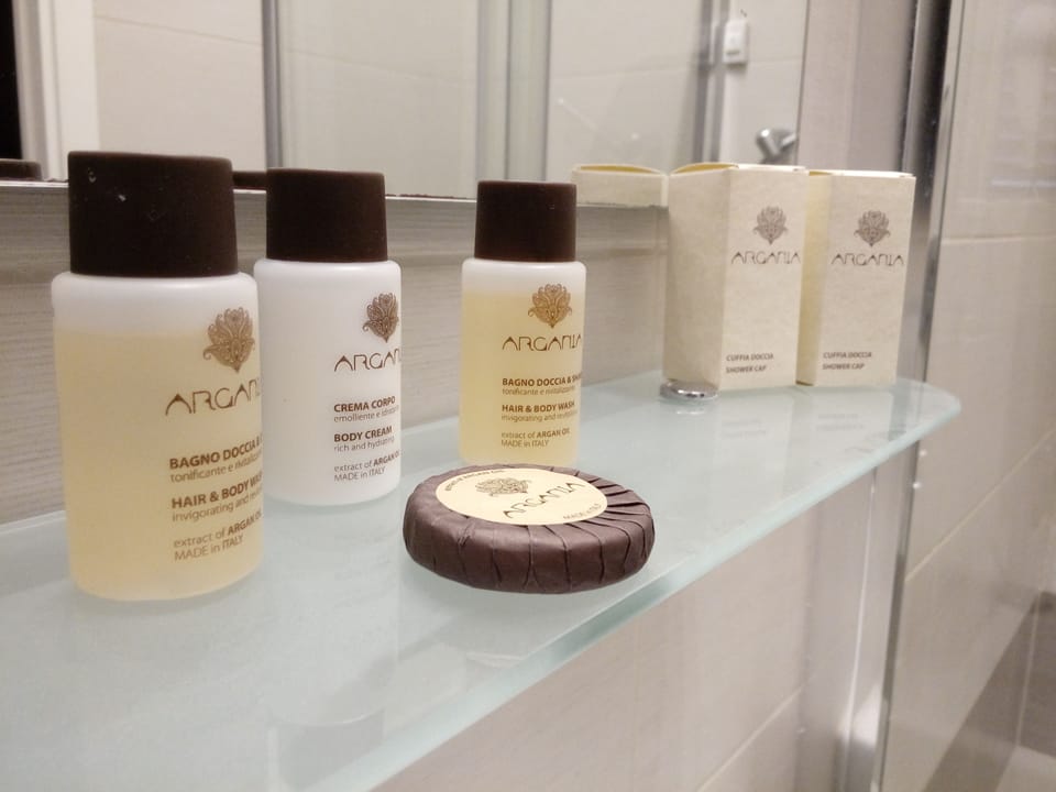 Quadruple Room | Bathroom amenities | Shower, free toiletries, hair dryer, bidet