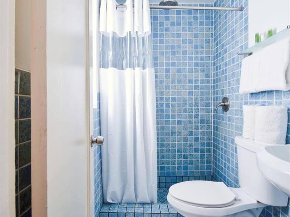 Combined shower/tub, designer toiletries, hair dryer, towels