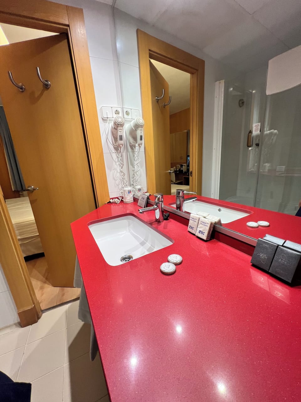 Single Room | Bathroom | Hair dryer, towels, soap, shampoo