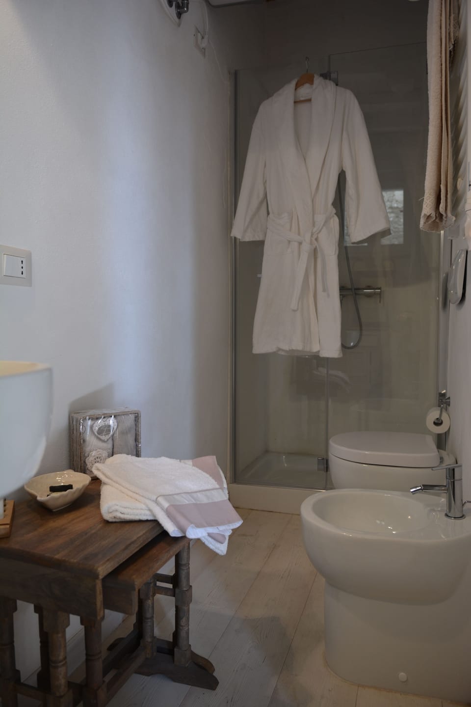 Deluxe Single Room, Balcony (2 o 3 Piano - 2nd or 3rd Floor) | Bathroom | Shower, free toiletries, hair dryer, bathrobes