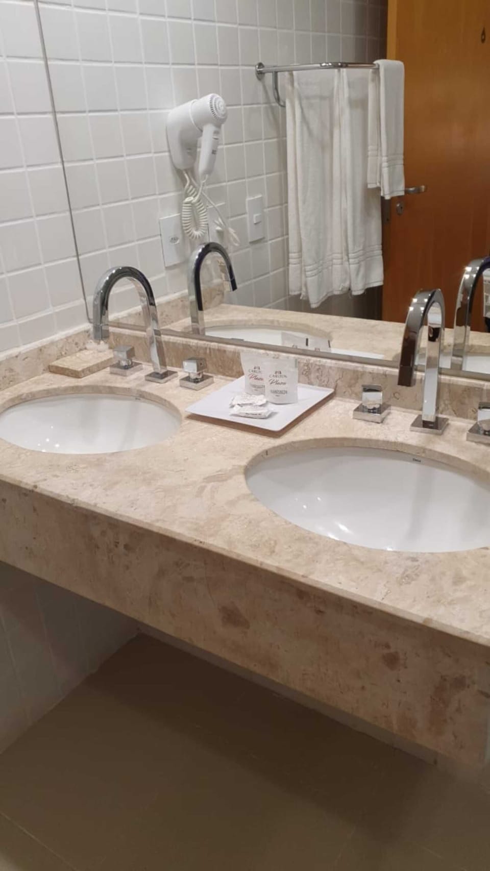 Superior Suite | Bathroom | Towels, soap, shampoo, toilet paper
