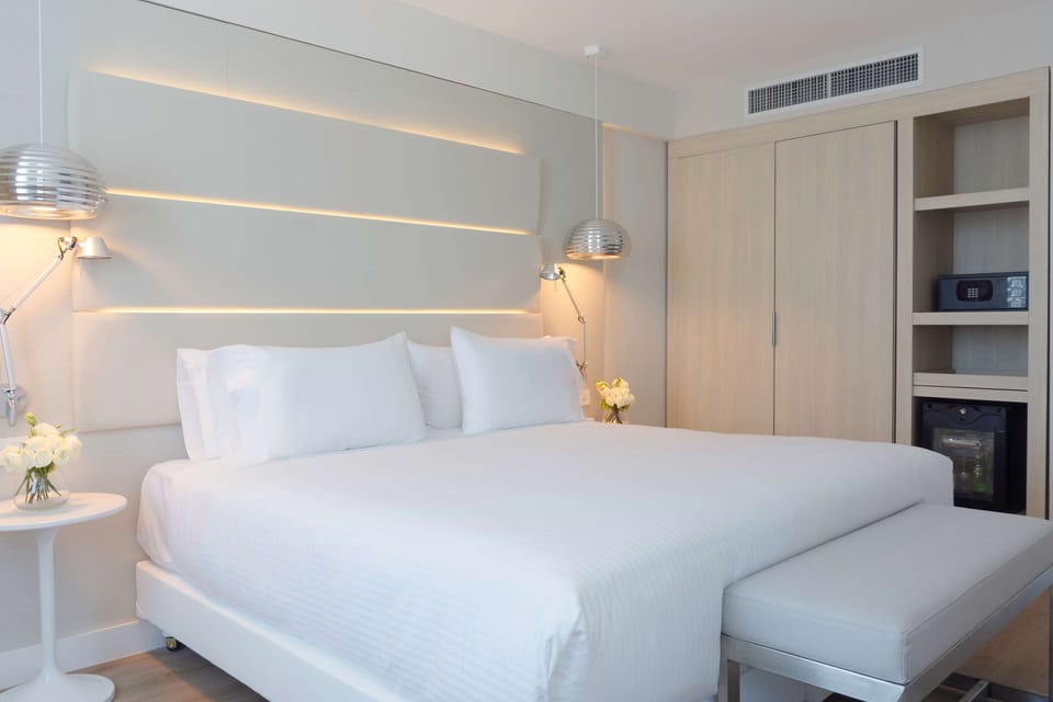 Minibar, in-room safe, desk, WiFi (free)