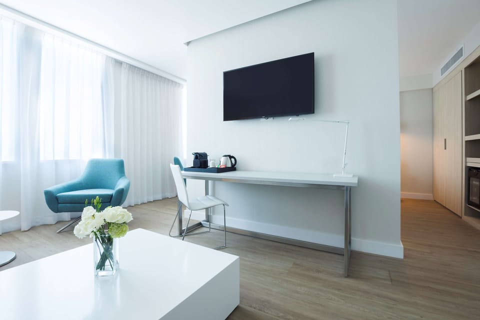 Minibar, in-room safe, desk, WiFi (free)