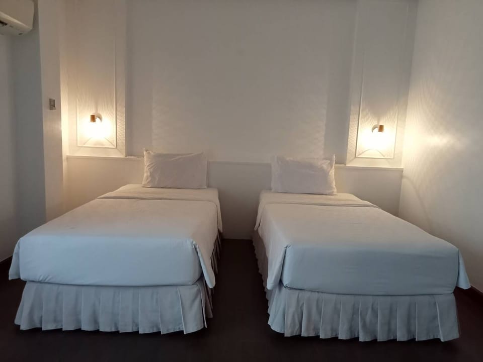 Deluxe Double Room | Living area | Flat-screen TV