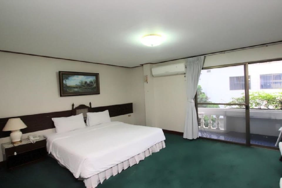 Minibar, free WiFi
