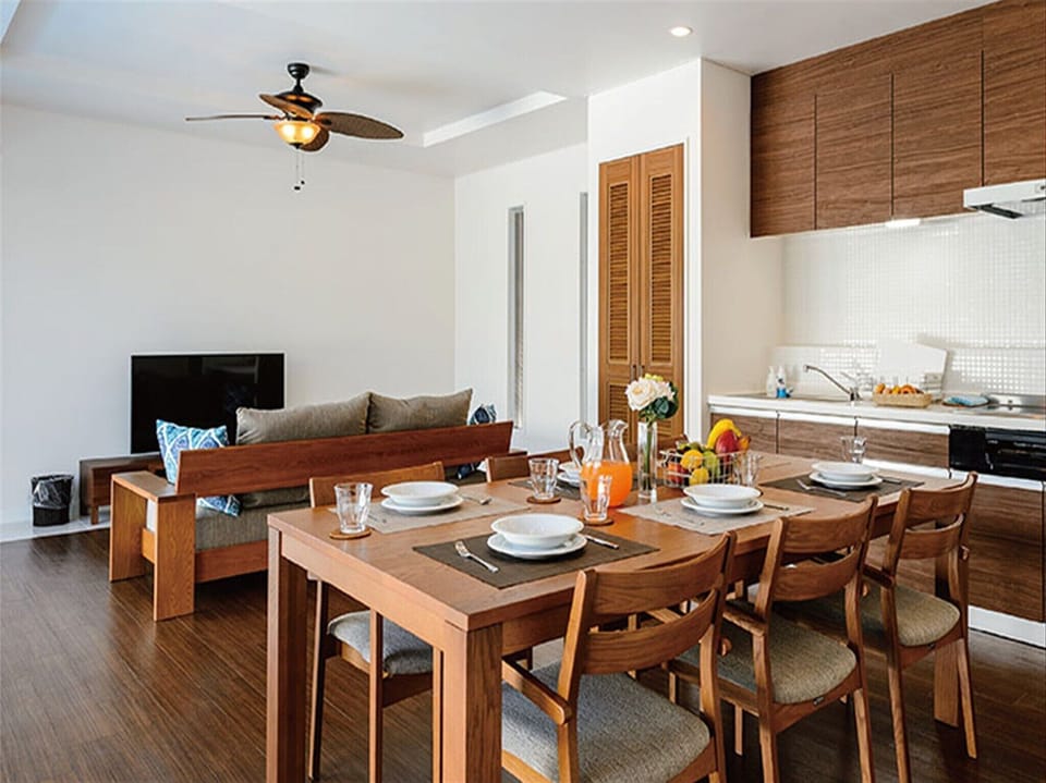 PLAGE | Living area | 50-inch flat-screen TV with digital channels