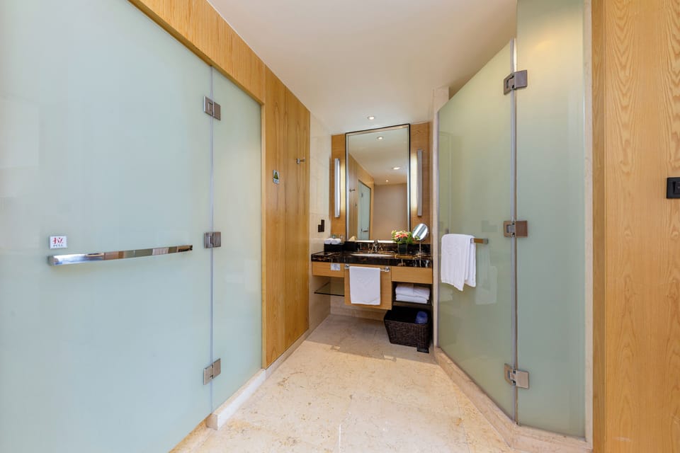 Executive Room | Bathroom | Free toiletries, hair dryer, slippers, towels