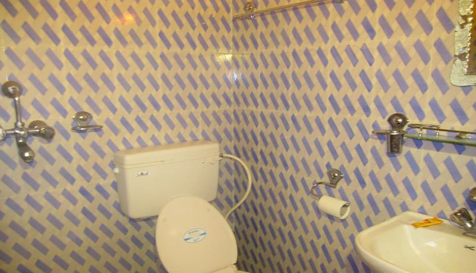 Standard Room | Bathroom | Shower, free toiletries, towels