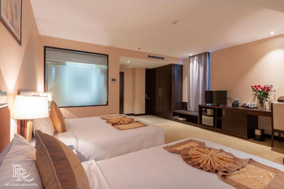 Deluxe Triple Room | Minibar, in-room safe, desk, blackout drapes