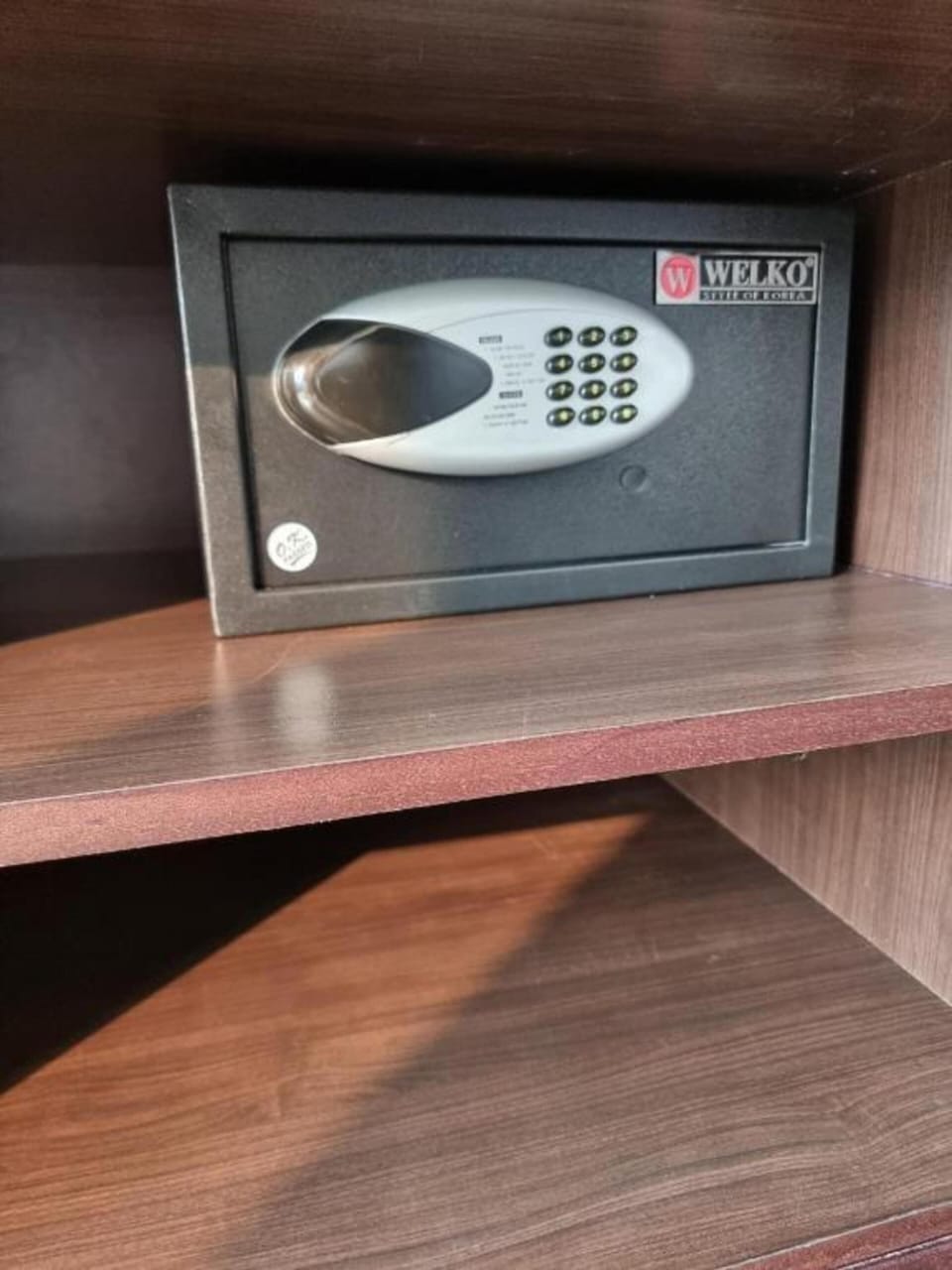 Deluxe Suite | Minibar, in-room safe, desk, blackout drapes