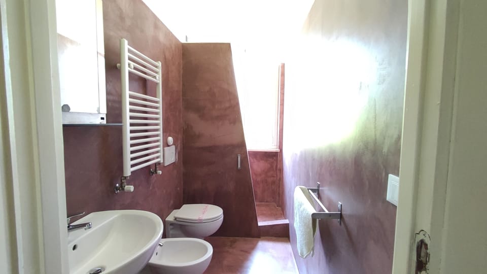 Standard Room, 1 Double Bed, Ensuite, Hill View | Bathroom | Hair dryer, bidet, towels, soap