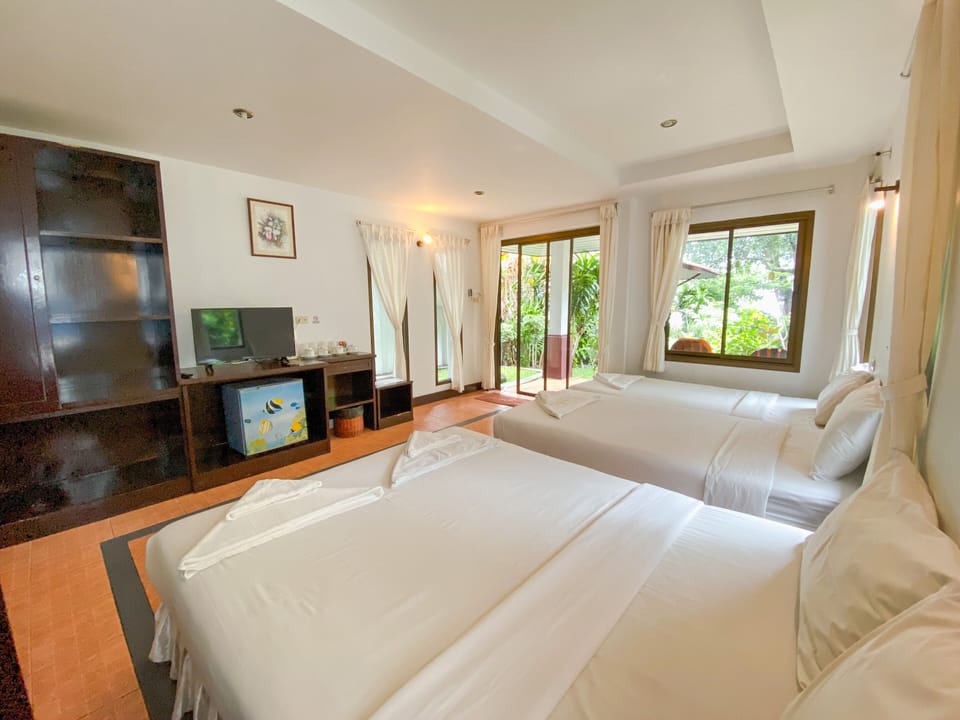 Quadruple Room | In-room safe, iron/ironing board (on request), WiFi (free)