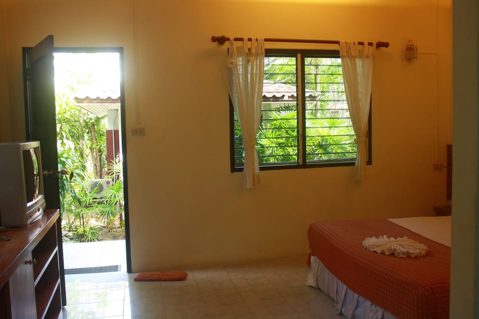 Basic Bungalow | In-room safe, iron/ironing board (on request), WiFi (free)