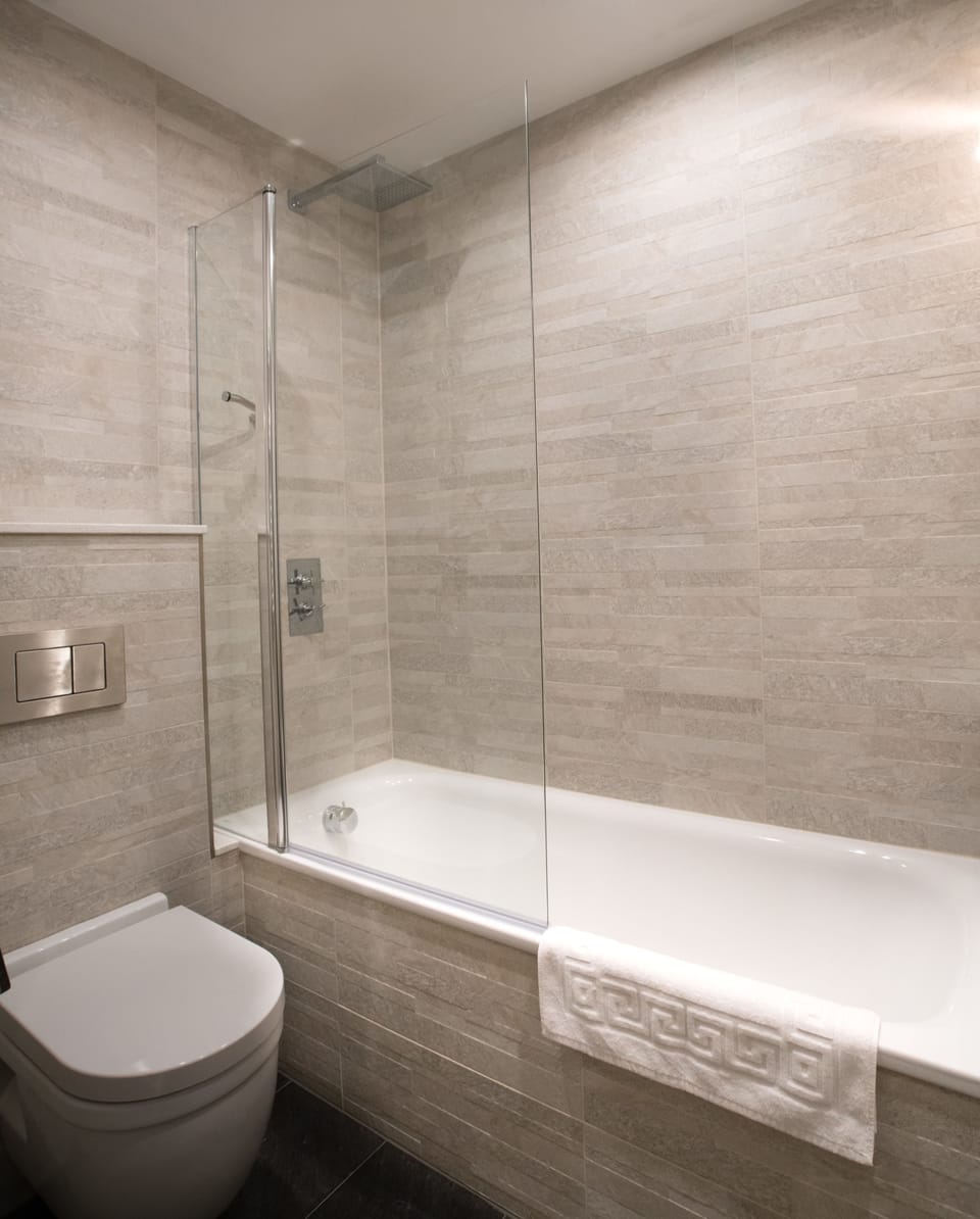 Combined shower/tub, free toiletries, hair dryer, towels