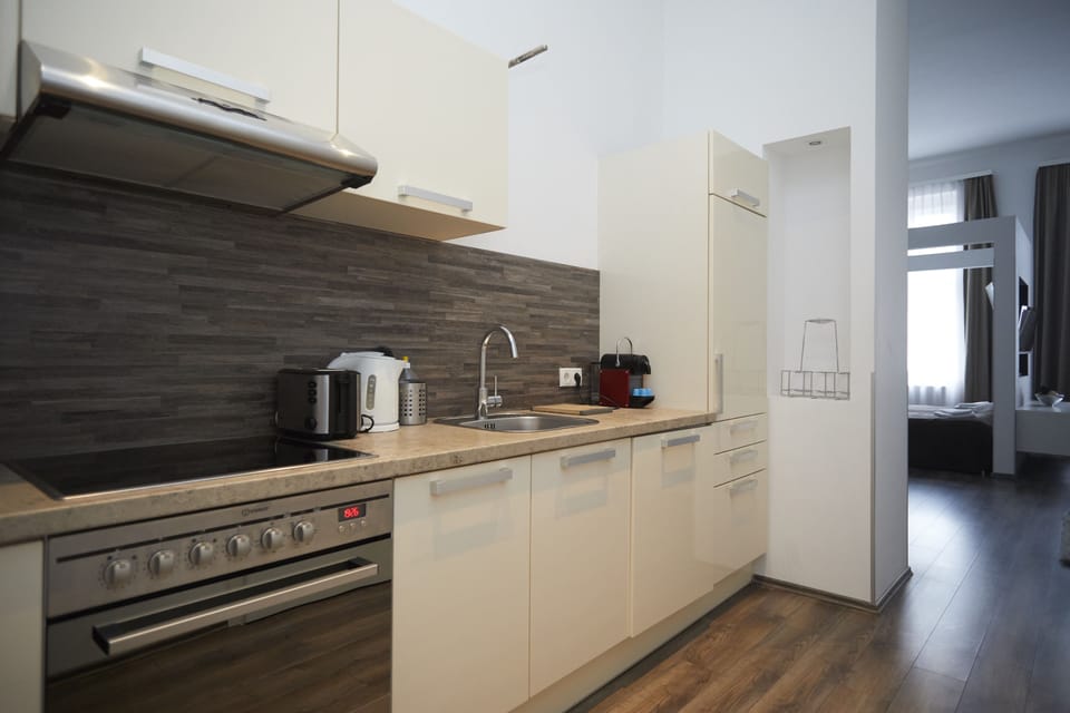 Deluxe Studio, City View (Reichsratsstrasse 17) | Private kitchen | Espresso maker, coffee/tea maker, electric kettle