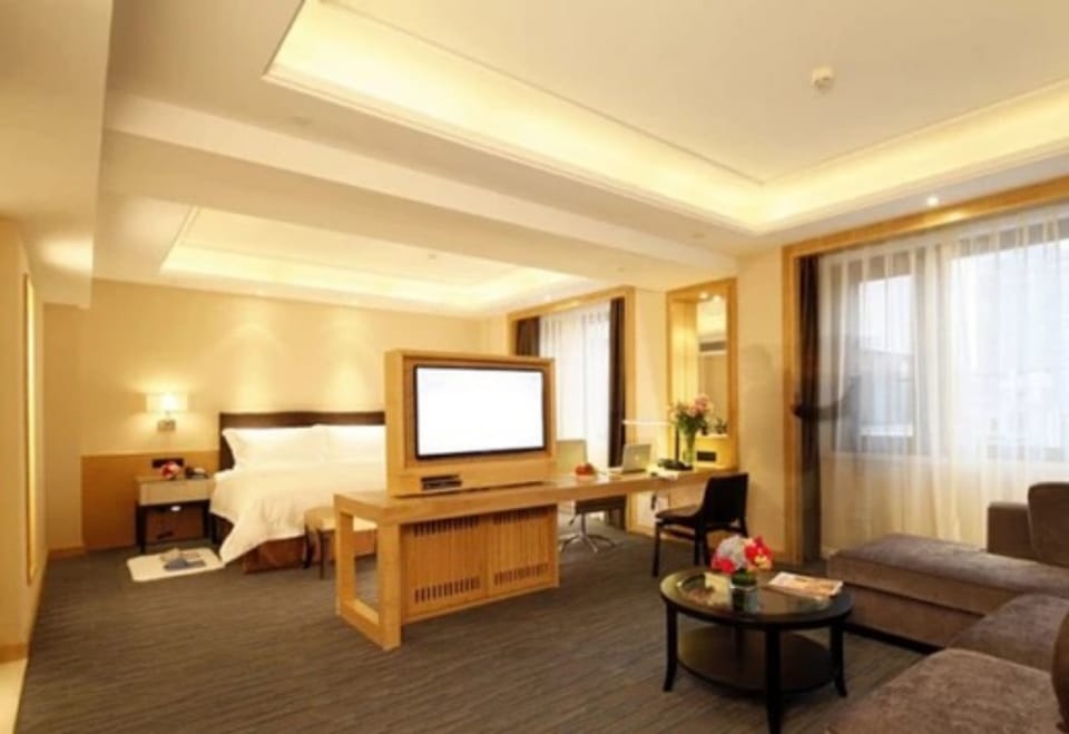 Executive Double Room | Minibar, in-room safe, desk, blackout drapes