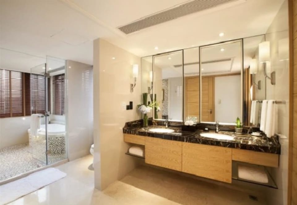 Executive Suite | Bathroom | Shower, free toiletries, hair dryer, bathrobes
