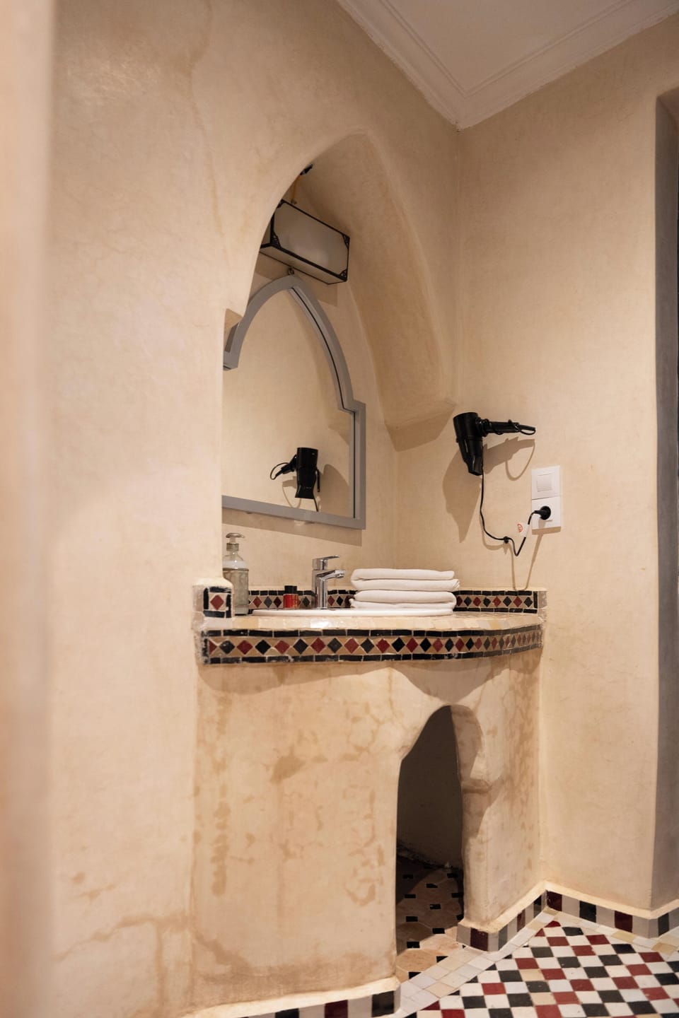 Superior Double Room | Bathroom | Shower, towels