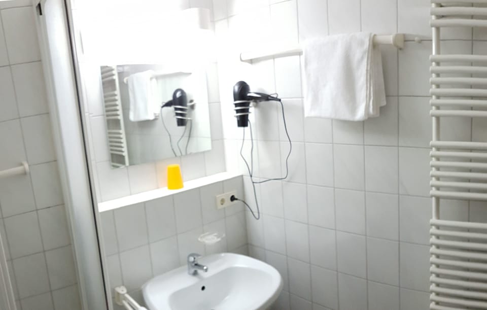 Comfort Single Room, Balcony | Bathroom | Shower, hair dryer, towels