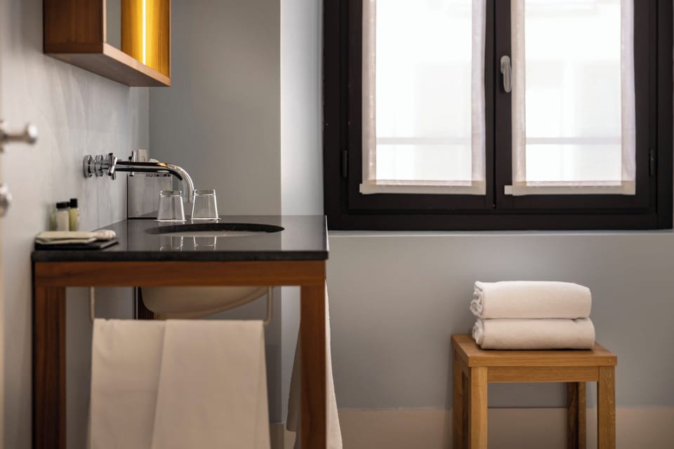 Suite Deluxe Fitness | Bathroom | Shower, rainfall showerhead, free toiletries, hair dryer