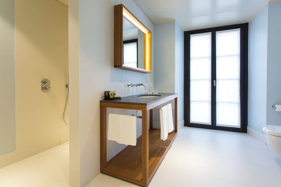 Executive Suite | Bathroom | Shower, rainfall showerhead, free toiletries, hair dryer