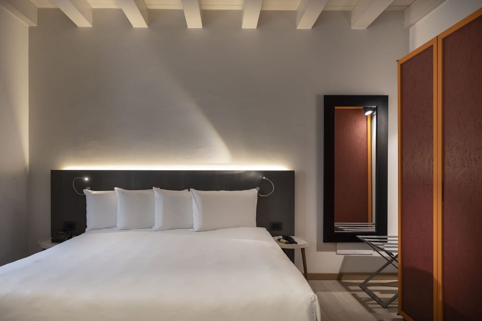 Minibar, in-room safe, desk, free WiFi