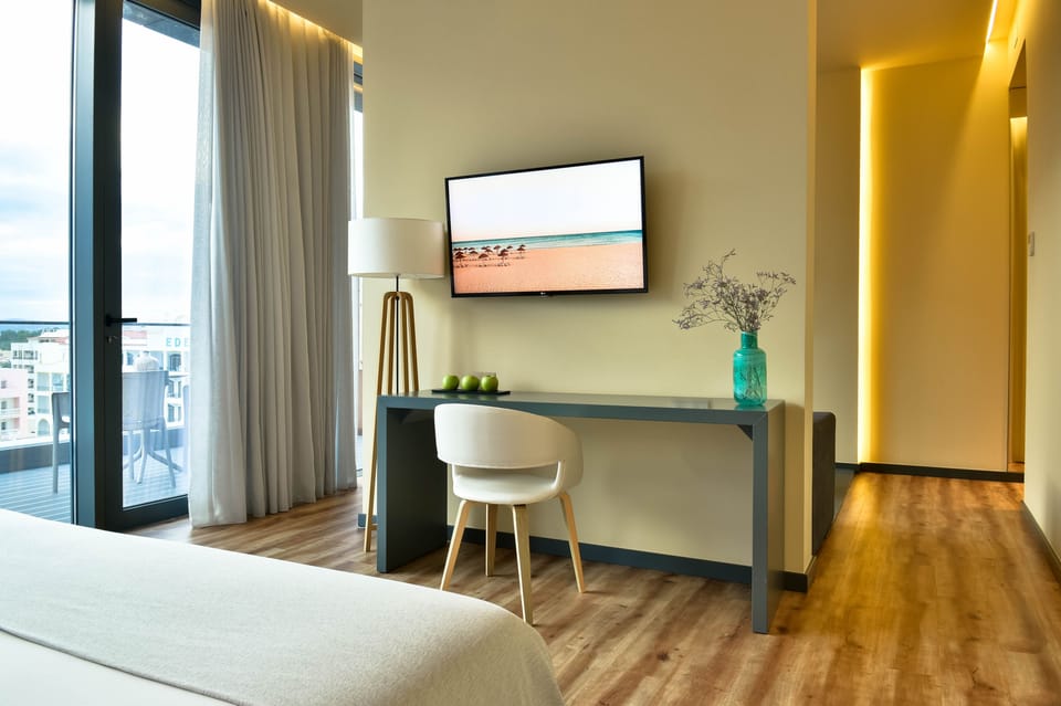 Deluxe Suite | Hypo-allergenic bedding, minibar, in-room safe, desk