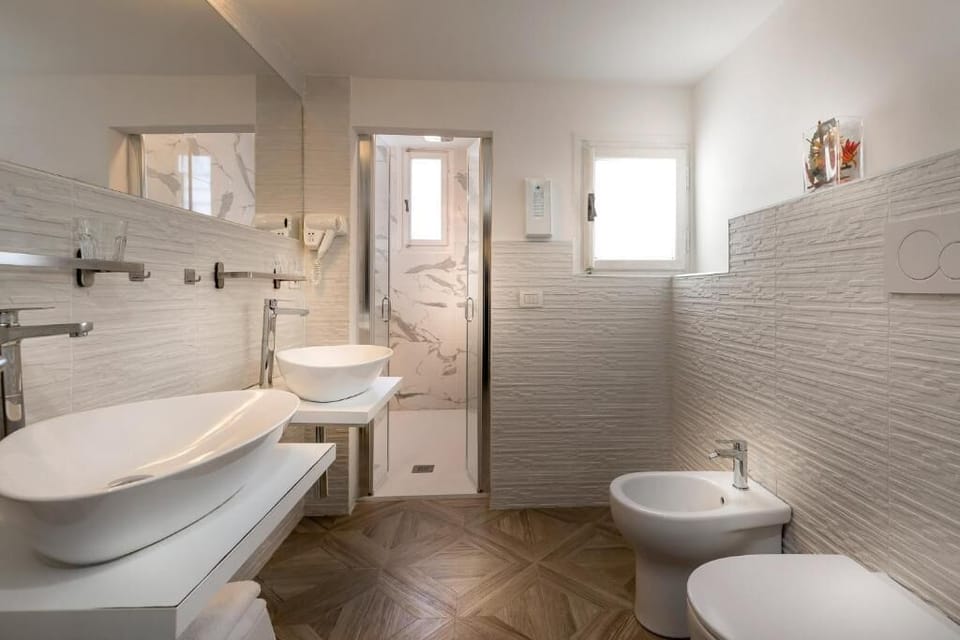 Deluxe Studio | Bathroom | Shower, free toiletries, hair dryer, slippers