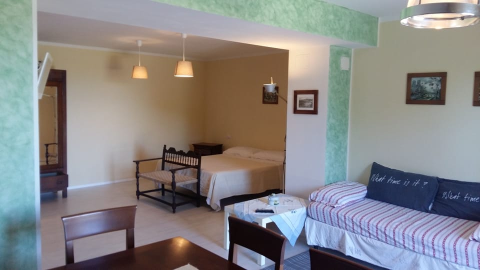Double Room (private entrance) | Desk, free WiFi