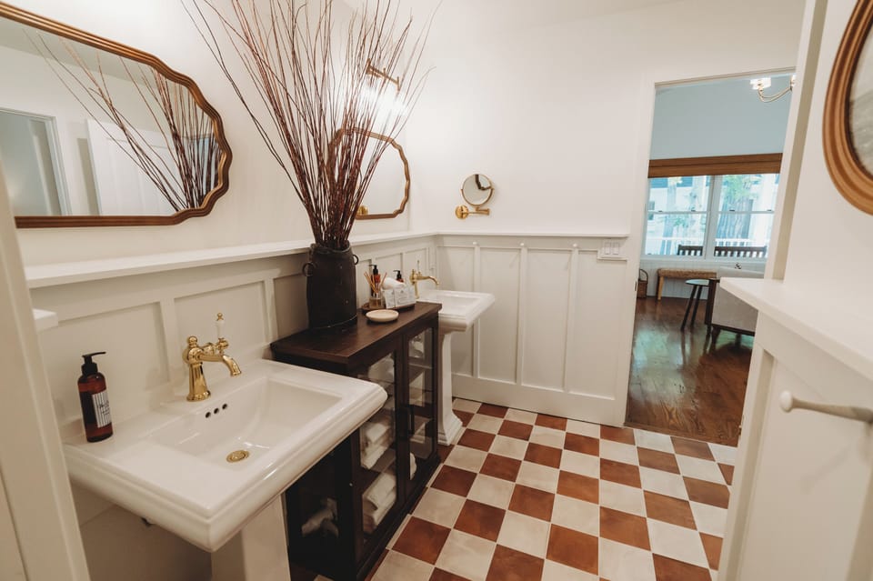 Everit's Cottage | Bathroom | Combined shower/tub, free toiletries, hair dryer