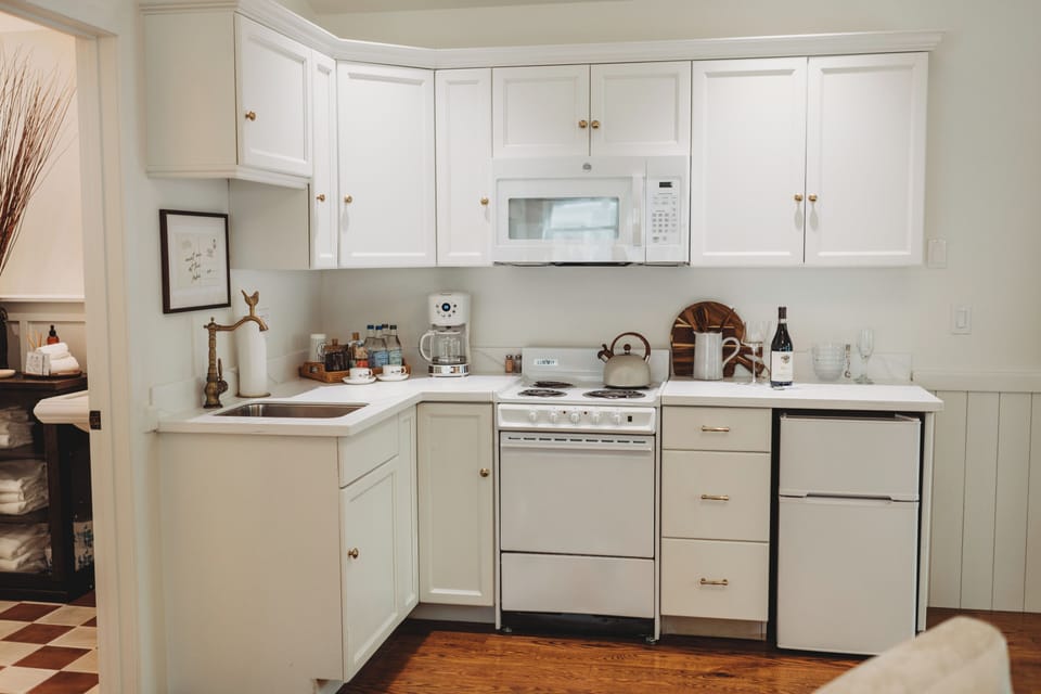 Everit's Cottage | Private kitchen | Fridge, microwave, coffee/tea maker, dining tables
