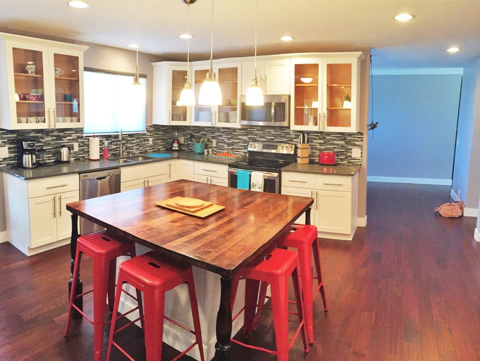 Deluxe House, Multiple Bedrooms, Kitchen, Mountain View | Private kitchen | Fridge, microwave, oven, stovetop