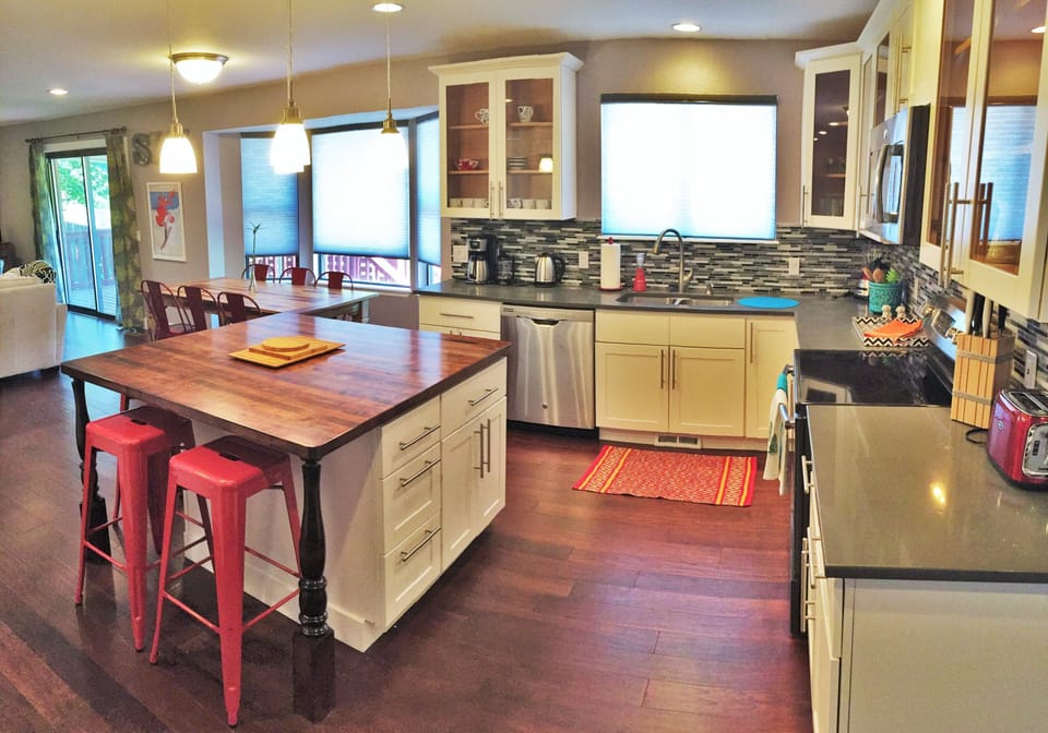Deluxe House, Multiple Bedrooms, Kitchen, Mountain View | Private kitchen | Fridge, microwave, oven, stovetop