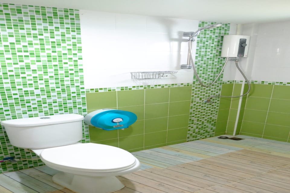 Shower, free toiletries, towels