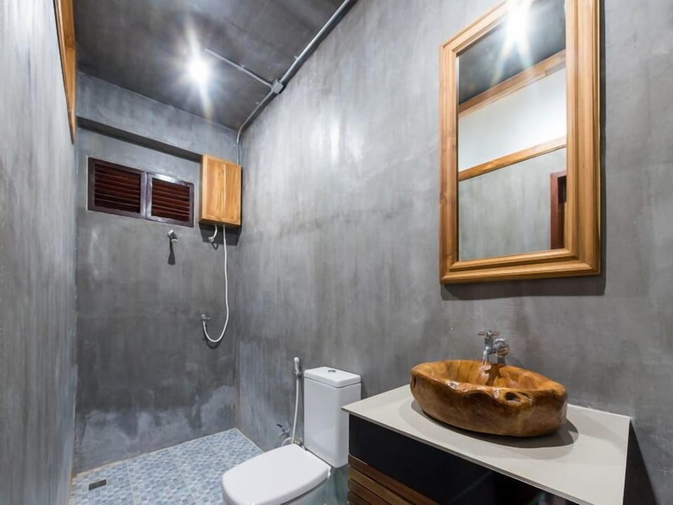 Standard Triple Room | Bathroom | Shower, free toiletries, towels, soap